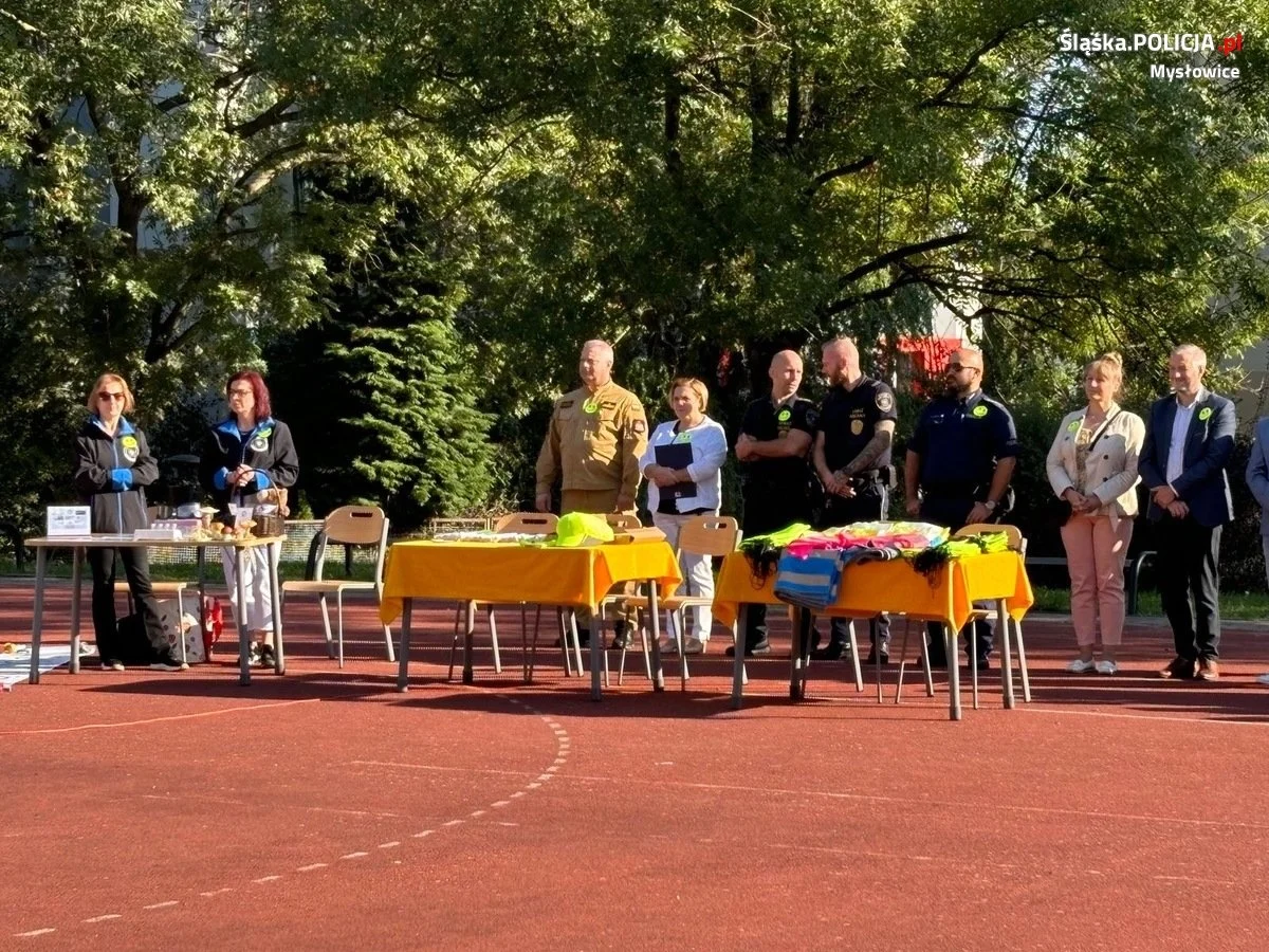 Sznupek w akcji: dzielnicowi uczą dzieci bezpieczeństwa na drodze