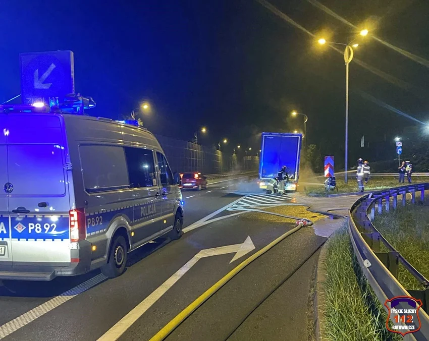 Tychy: Płonęła opona ciężarówki. Szybko zareagowali policjanci