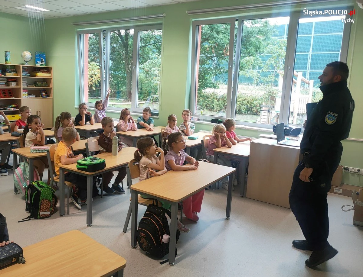 Bezpieczna droga do szkoły w Tychach – dzielnicowi edukują najmłodszych