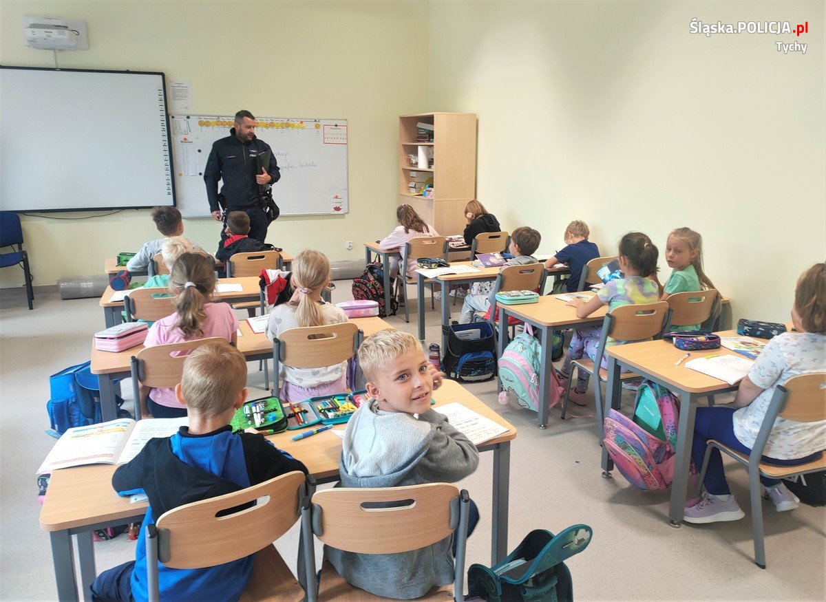 Bezpieczna droga do szkoły w Tychach – dzielnicowi edukują najmłodszych