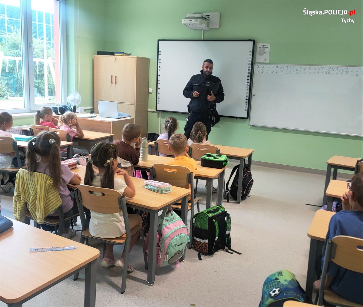 Bezpieczna droga do szkoły w Tychach – dzielnicowi edukują najmłodszych