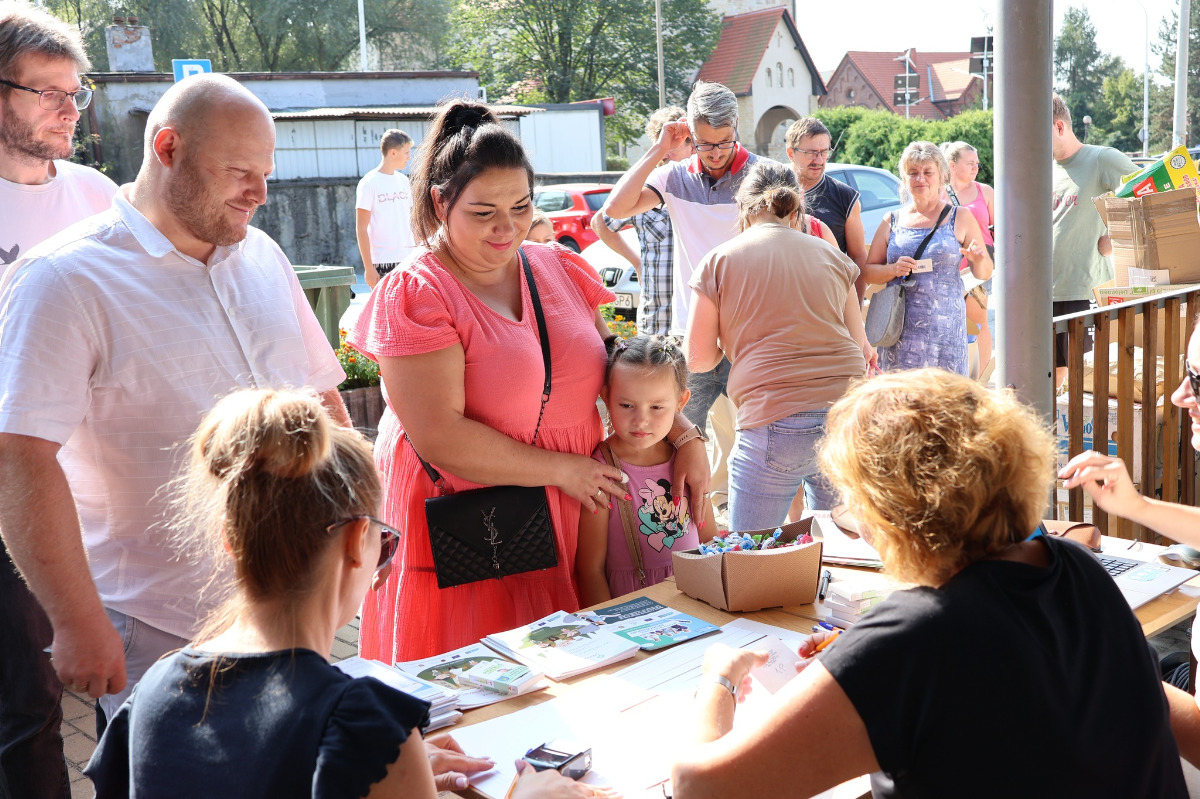 Wielka ekologiczna akcja w Orzeszu! Sadzonki za surowce rozdane!