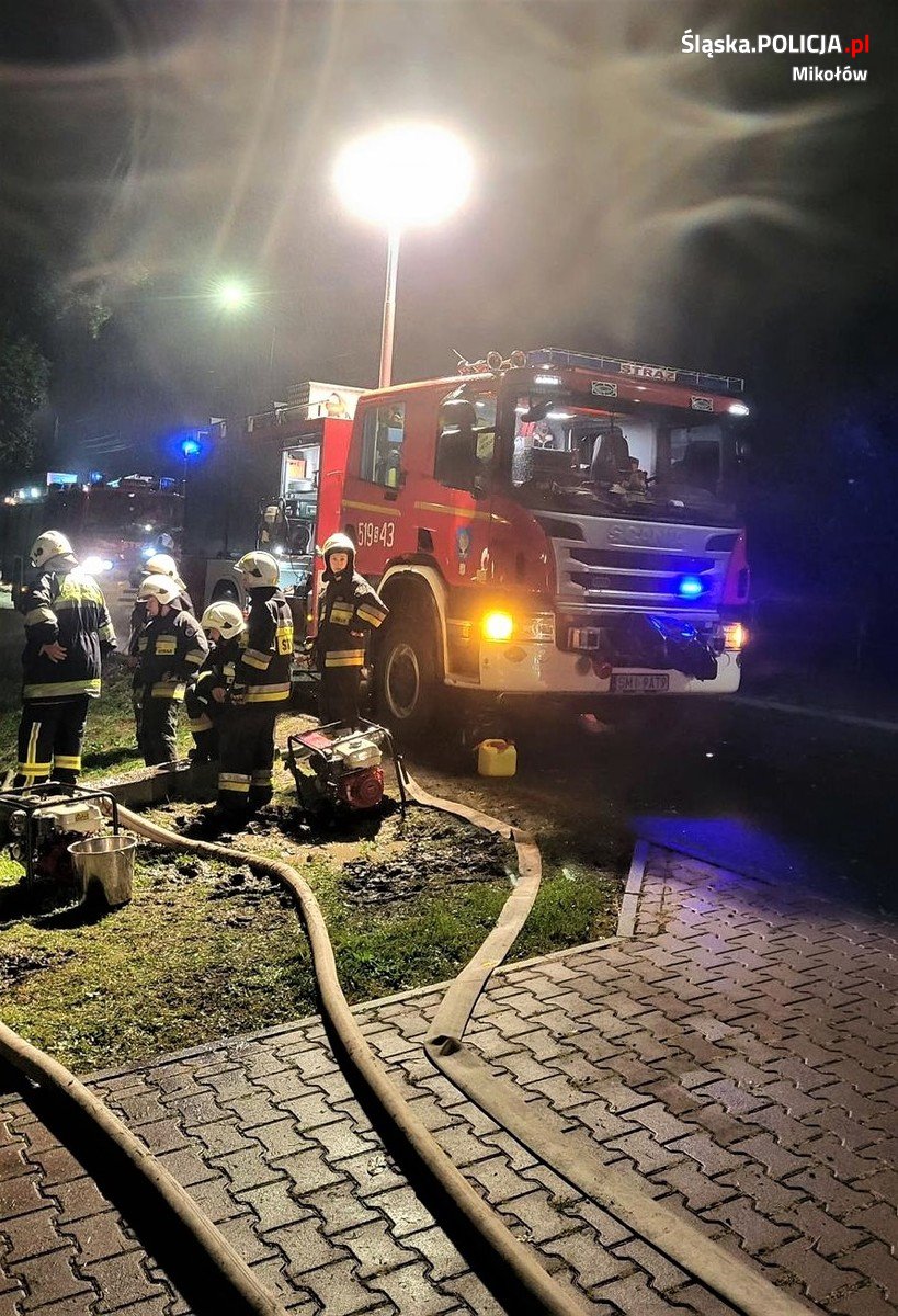 Łącząc służbę w dwóch mundurach pomaga przy podtopieniach