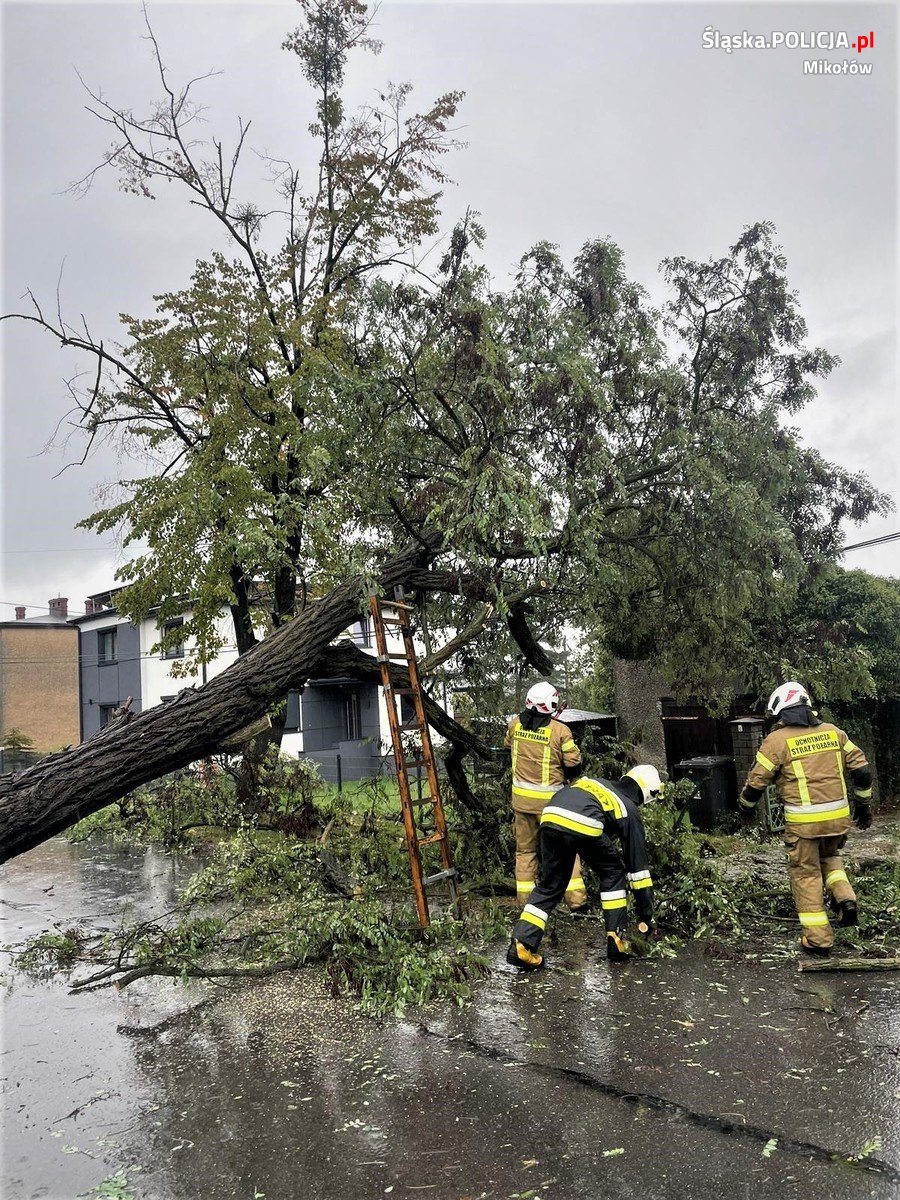 Łącząc służbę w dwóch mundurach pomaga przy podtopieniach