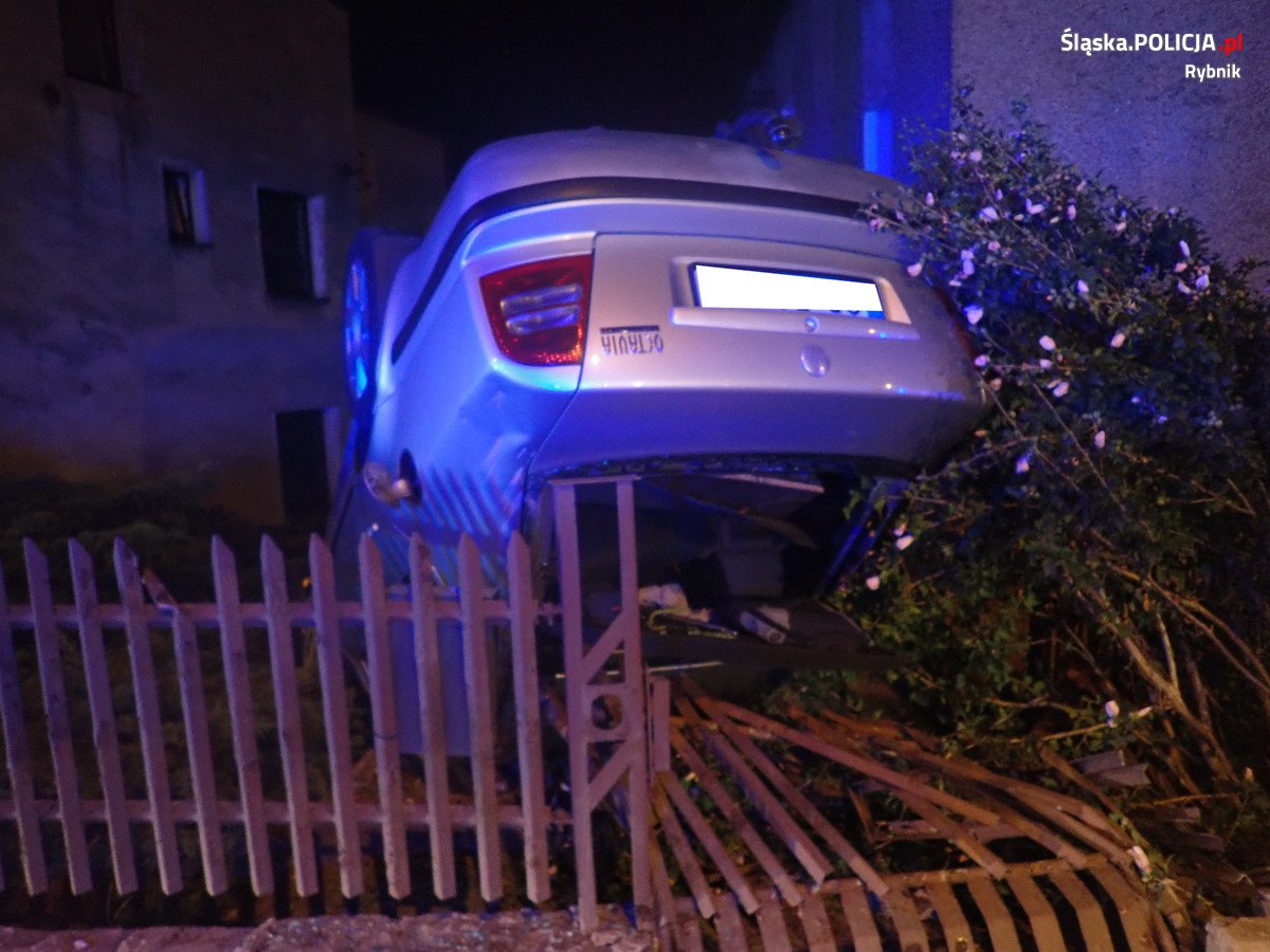 36-latek z 2 promilami alkoholu dachował w Rybniku