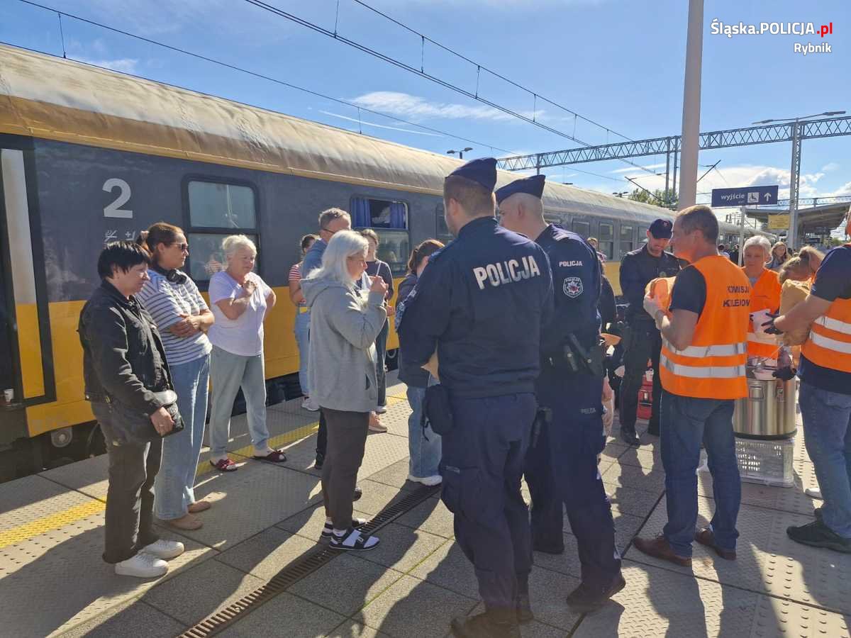 Pasażerowie pociągu Przemyśl-Praga "utknęli" w Rybniku – służby niosły pomoc