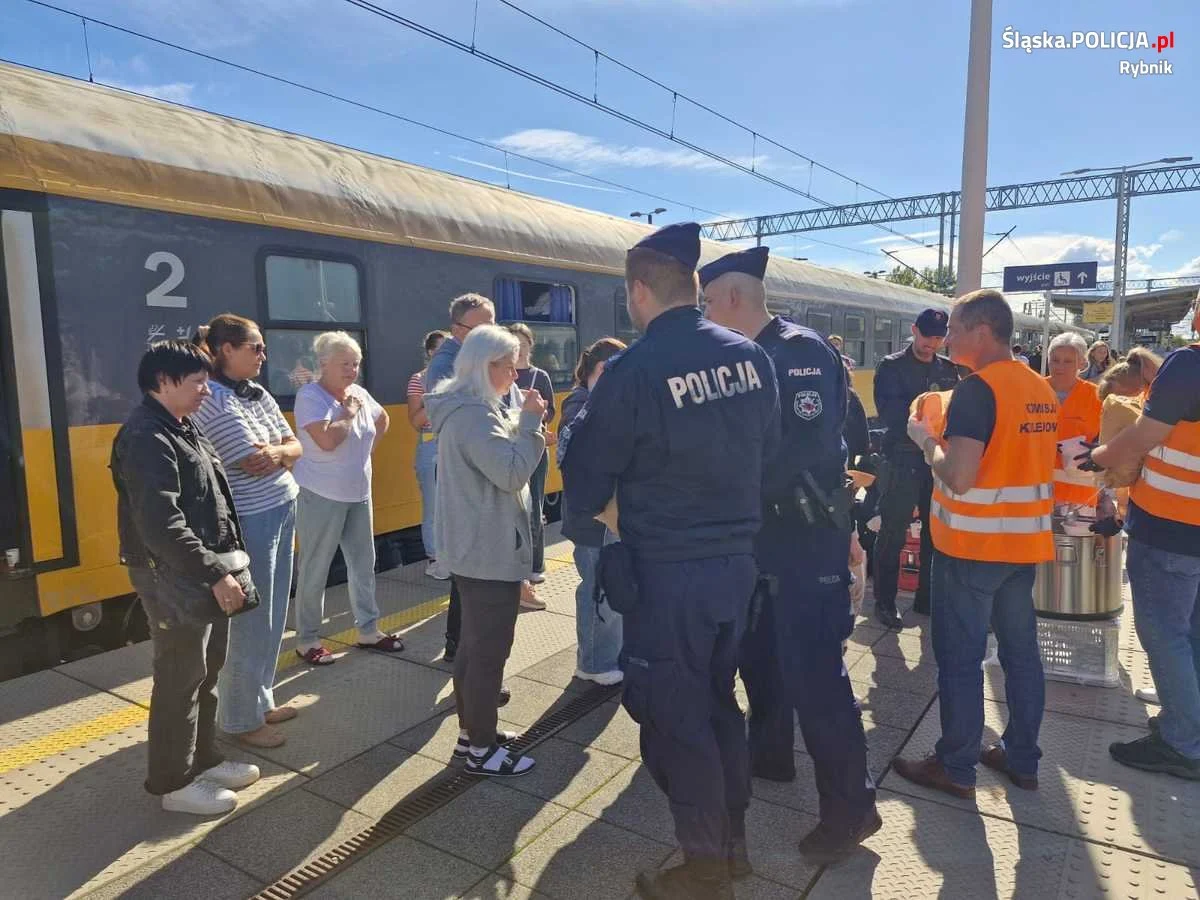 Pasażerowie pociągu Przemyśl-Praga "utknęli" w Rybniku – służby niosły pomoc