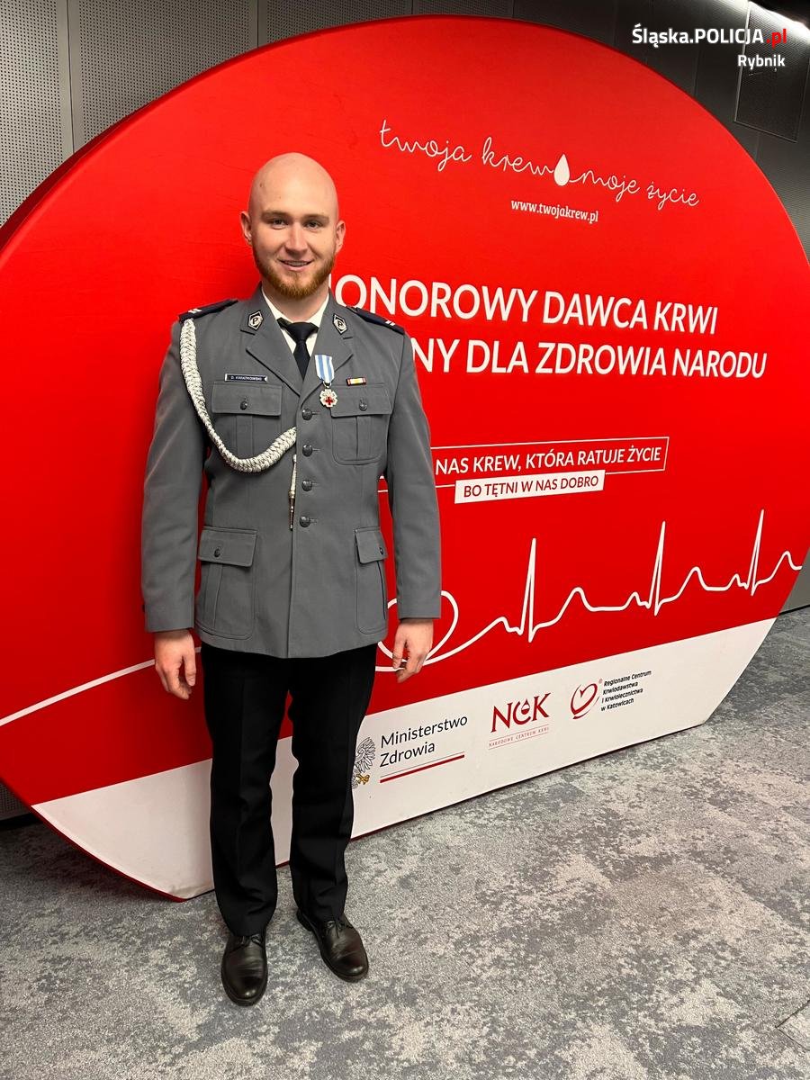Krew, która ratuje życie: Policjant z Rybnika z odznaką „Zasłużony dla Zdrowia Narodu"