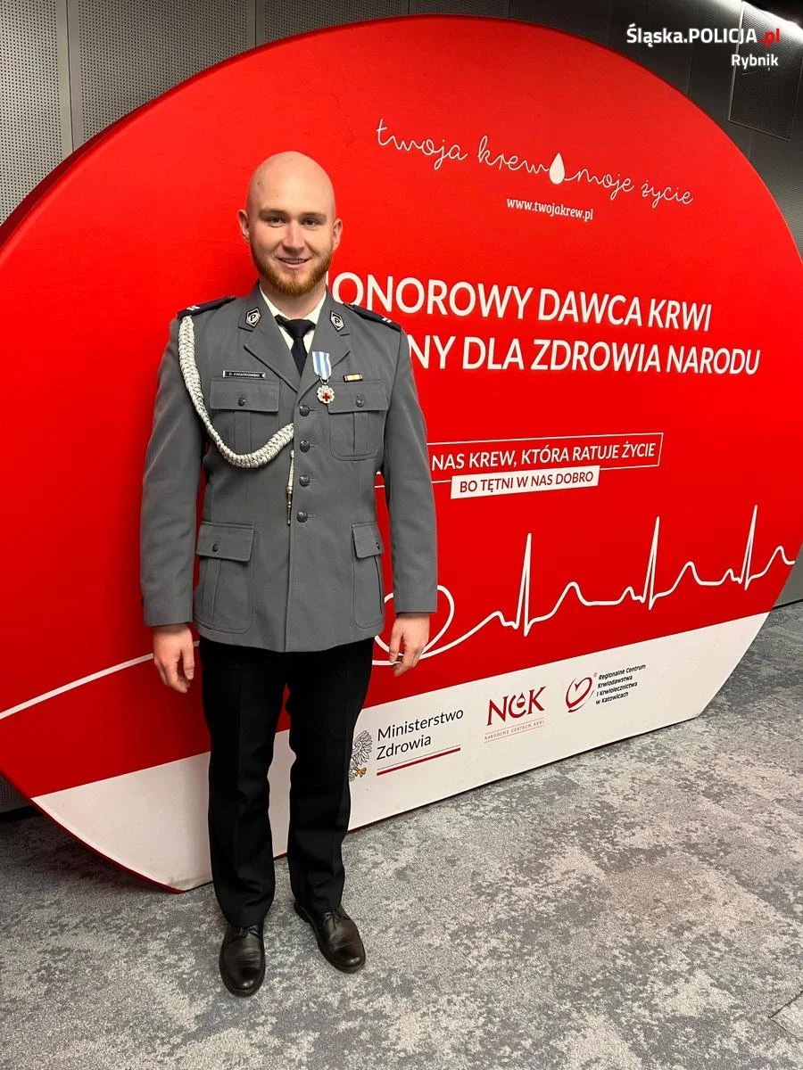 Krew, która ratuje życie: Policjant z Rybnika z odznaką „Zasłużony dla Zdrowia Narodu"