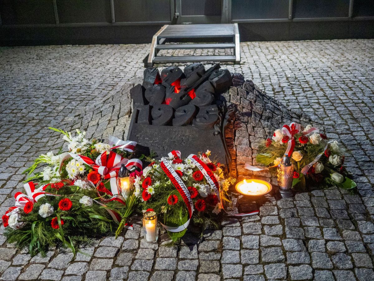 Pod radiostacją zapłonęły znicze