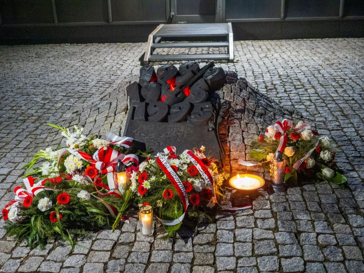 Pod radiostacją zapłonęły znicze