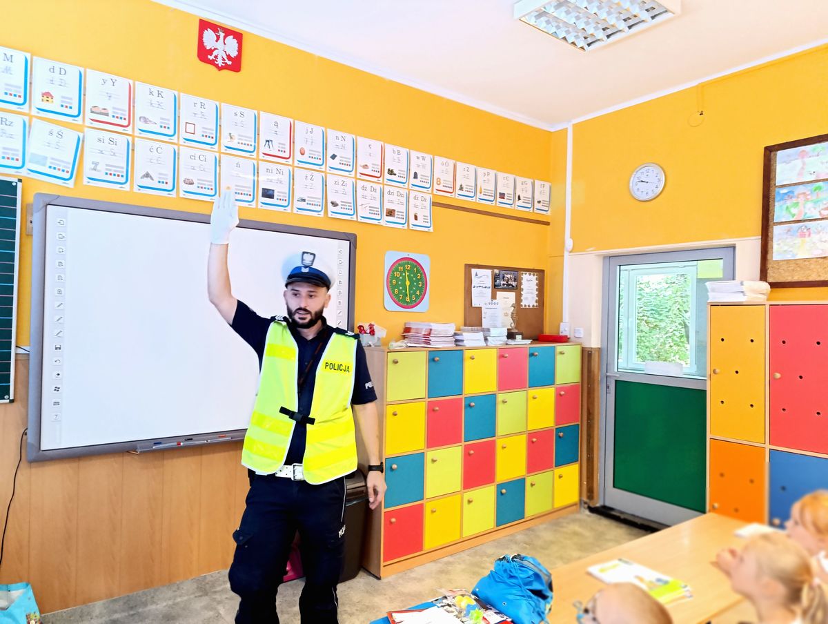 Bytomscy policjanci dbają o bezpieczeństwo dzieci w pierwszych dniach szkoły