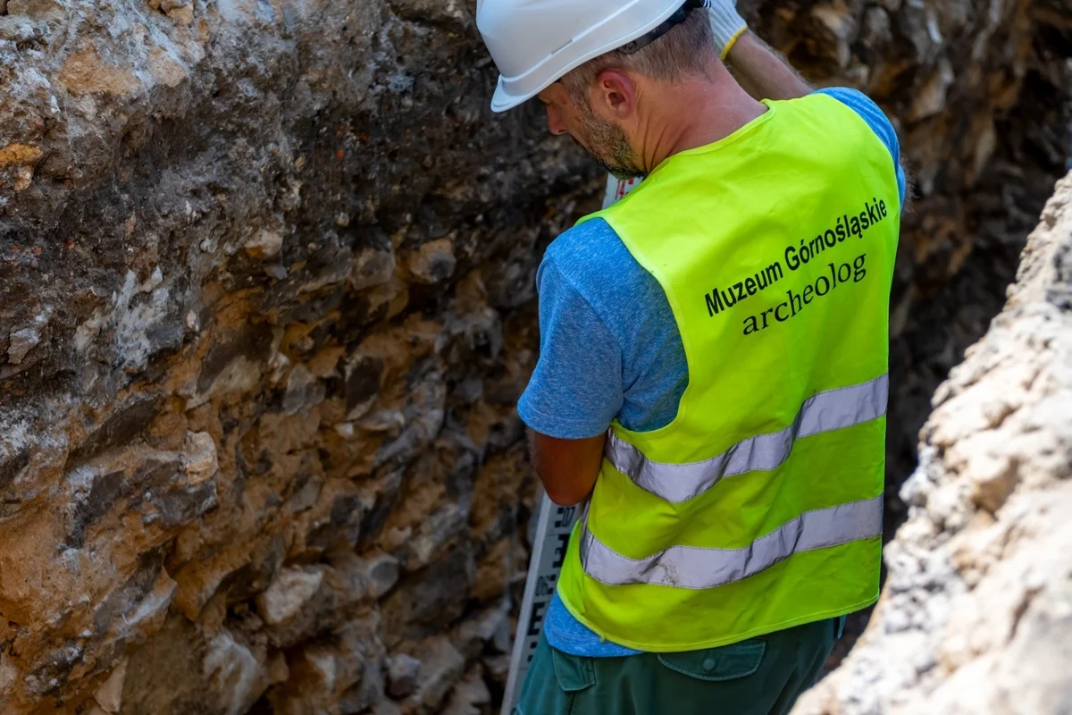 Bytom: Pozostałości średniowiecznego muru i szkielety odkryte przy Parafii Ewangelickiej