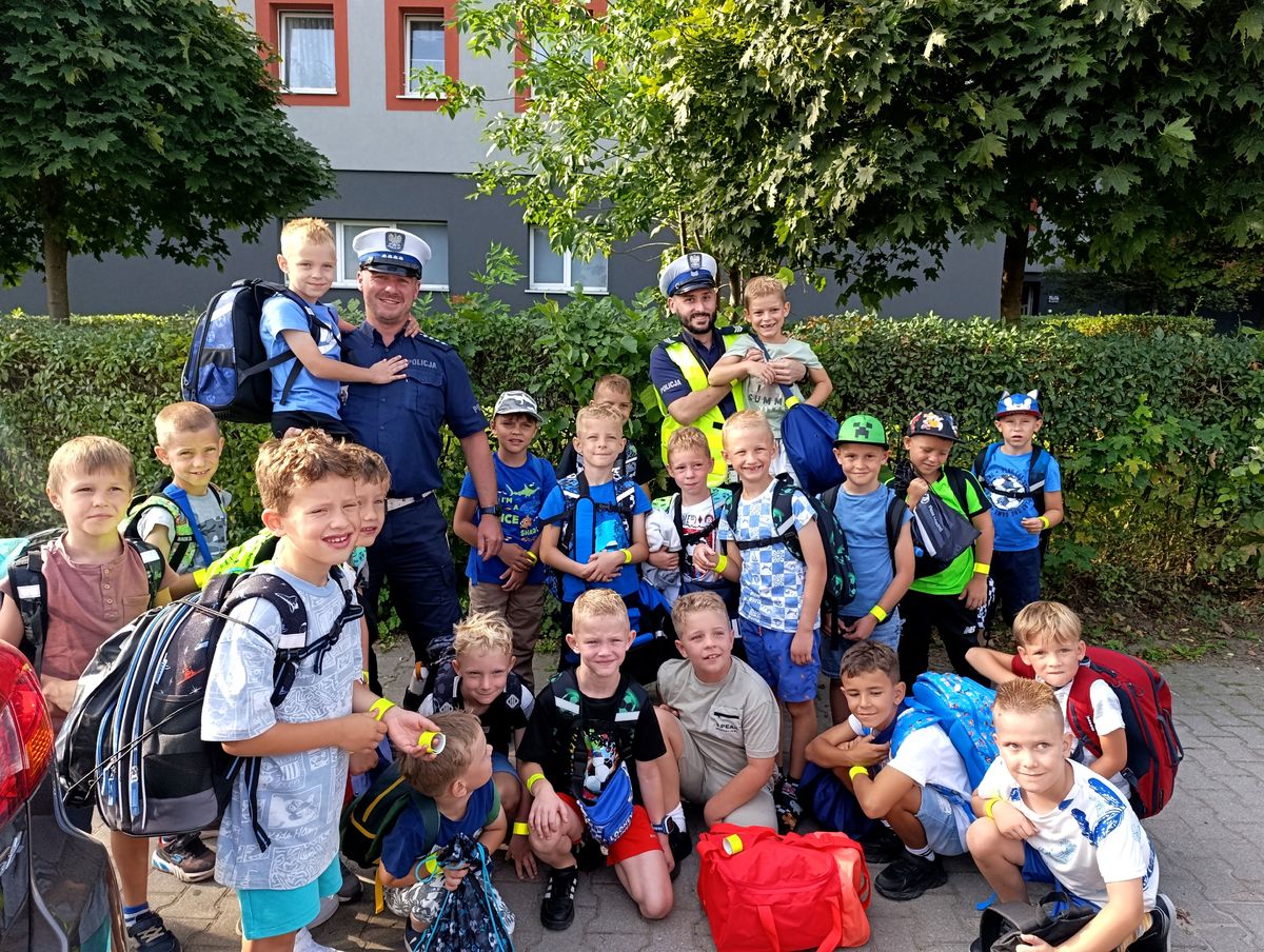 Pierwszoklasiści w Bytomiu zaczynają szkołę pod czujnym okiem policjantów