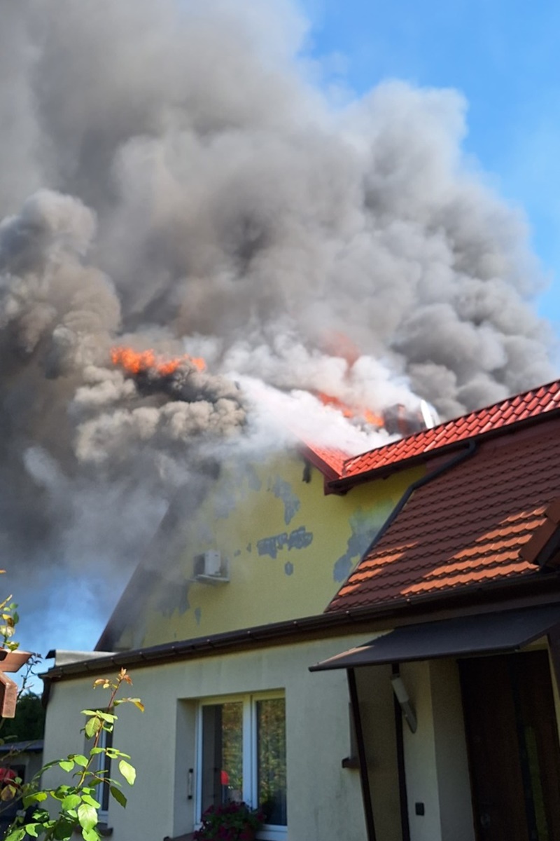 Pożar domu jednorodzinnego w Bytomiu – szybka interwencja straży pożarnej