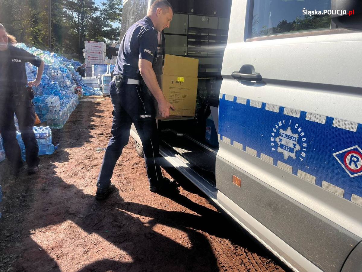 Śląscy policjanci na Opolszczyźnie: mobilna pomoc na terenach powodziowych