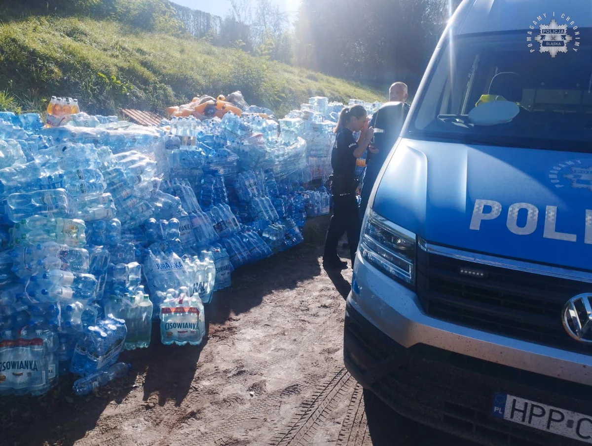Śląscy policjanci ramię w ramię z powodzianami – pomoc trwa nieprzerwanie