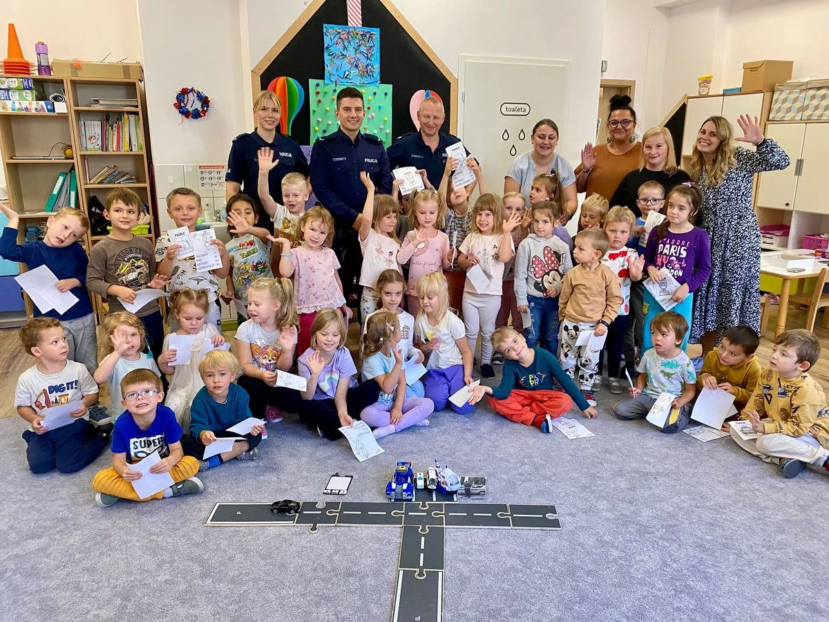 Bytom: Policjanci uczą przedszkolaków bezpieczeństwa – spotkanie w przedszkolu Tika