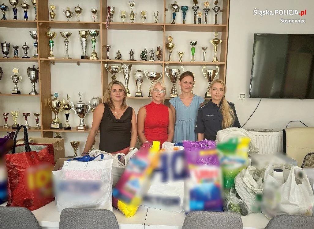 Policjanci z sosnowieckiej komendy przeprowadzili zbiórkę dla potrzebujących dzieci