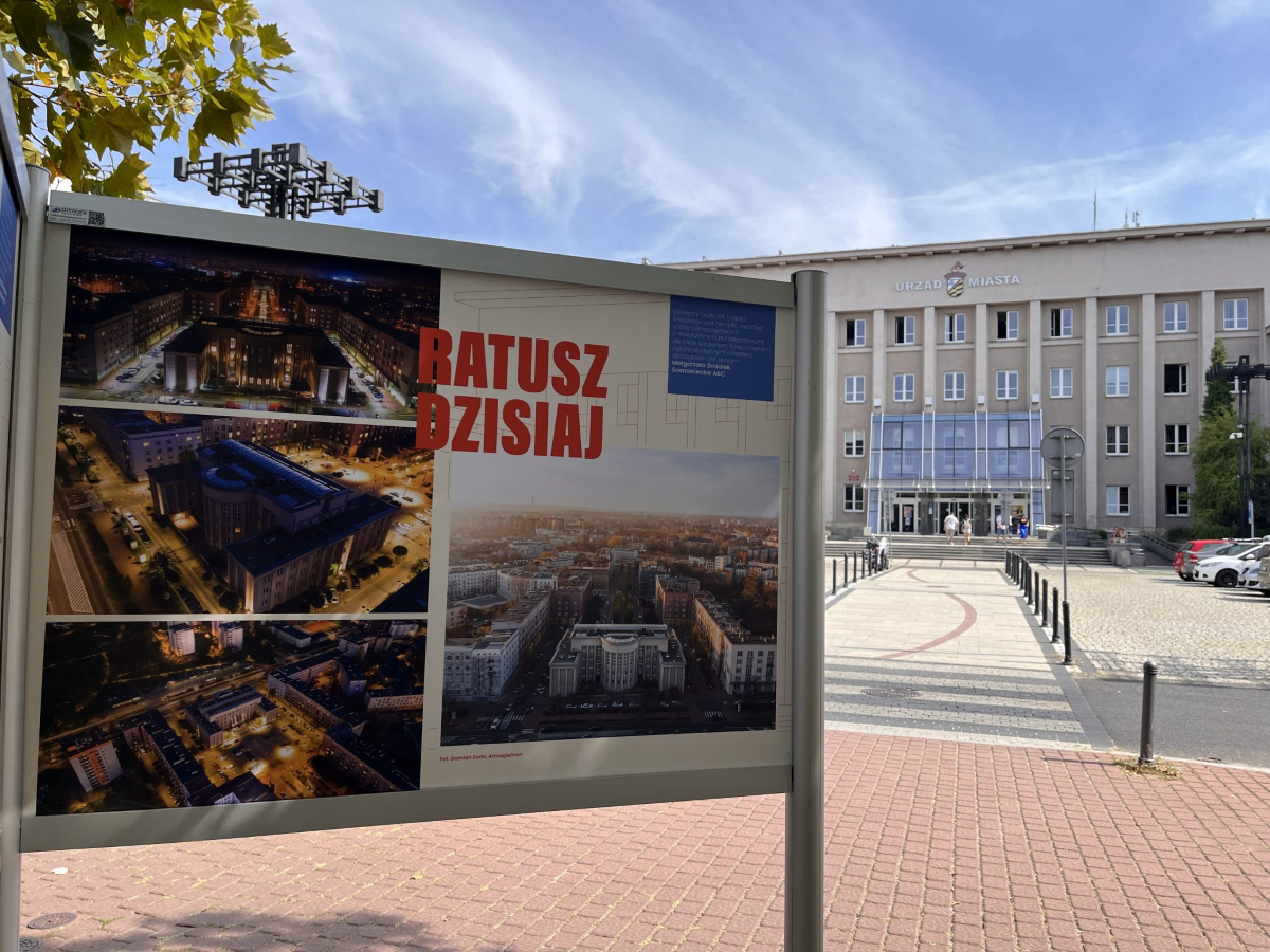 Plenerowa wystawa „90 lat ratusza” dostępna dla mieszkańców do końca października