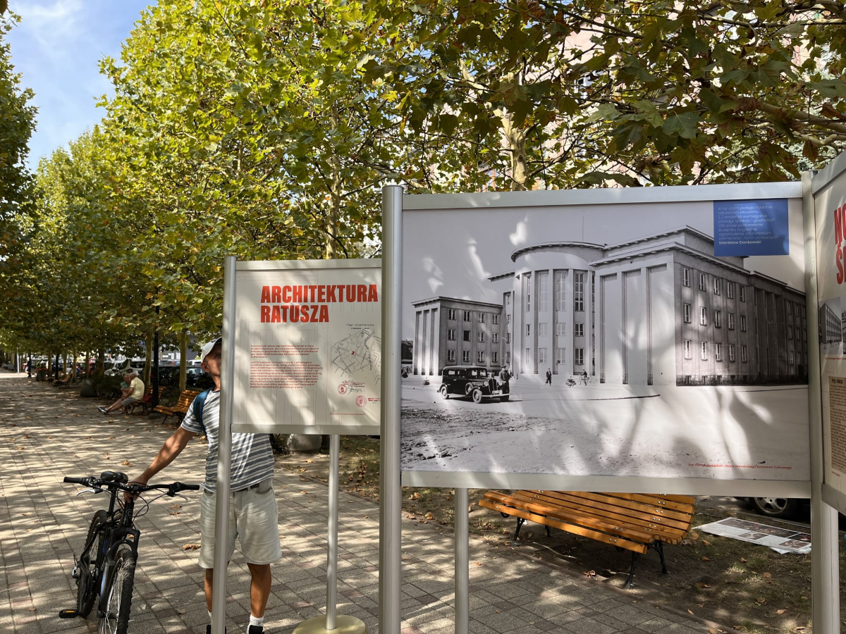 Plenerowa wystawa „90 lat ratusza” dostępna dla mieszkańców do końca października