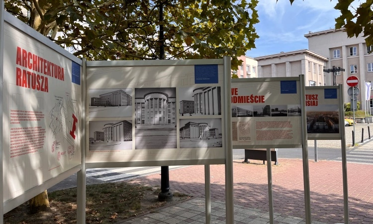 Plenerowa wystawa „90 lat ratusza” dostępna dla mieszkańców do końca października