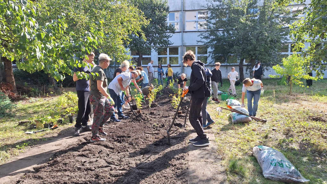 Seniorzy wraz z uczniami założyli ogród w ramach akcji "Niezłe ziółka"