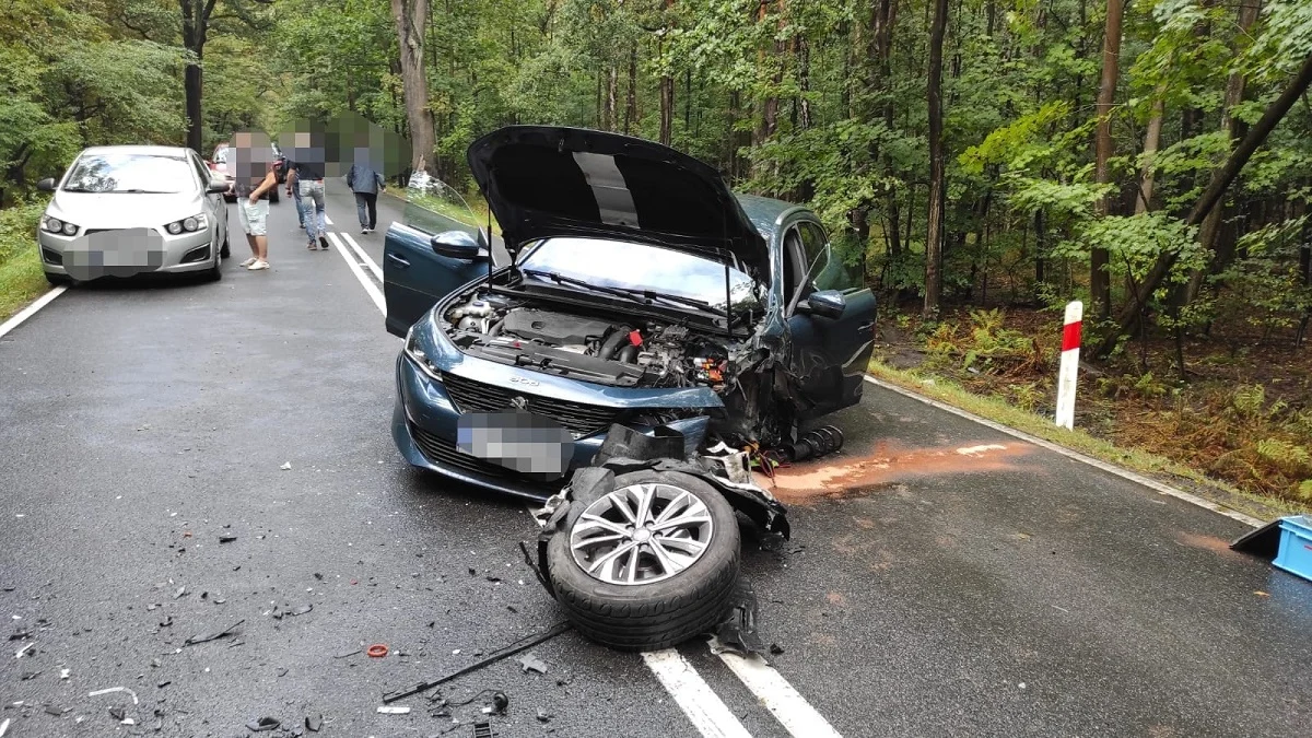 Groźny wypadek na Owsianej – kierowca Peugeota doprowadził do zderzenia