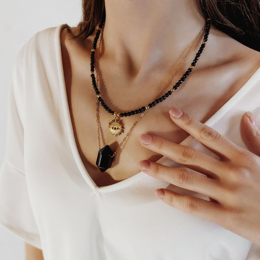 Tajemnica i elegancja: Czarne naszyjniki jako must-have sezonu