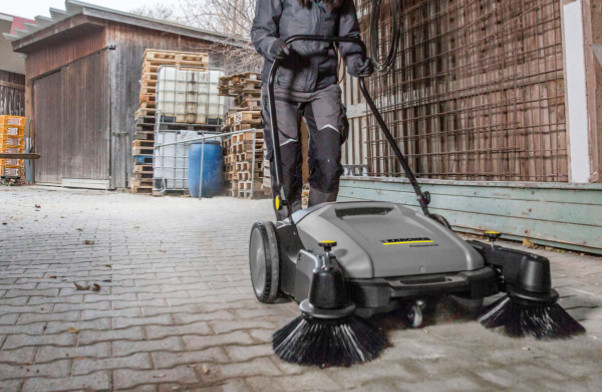 5 powodów, dla których warto zainwestować w zamiatarkę dla domu i firmy