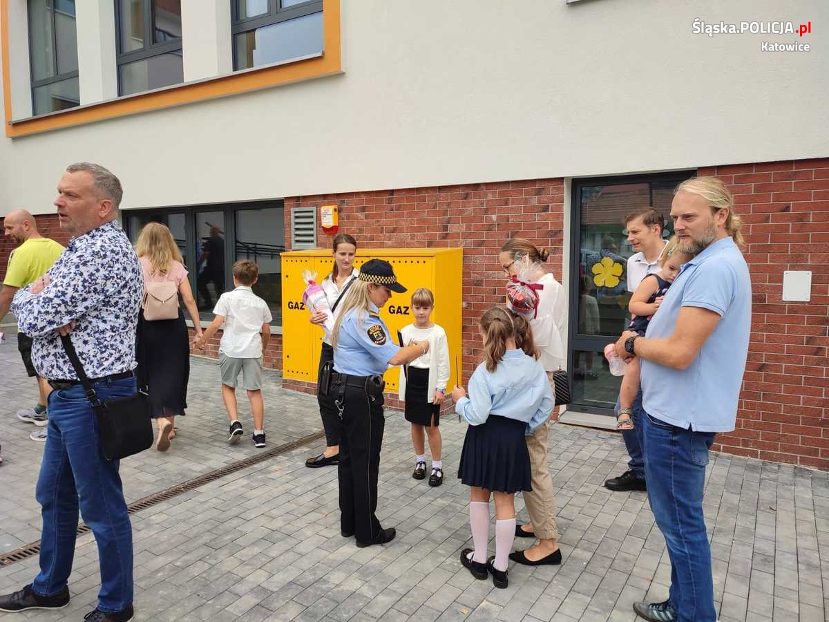 Katowiccy policjanci i służby mundurowe zainaugurowali nowy rok szkolny