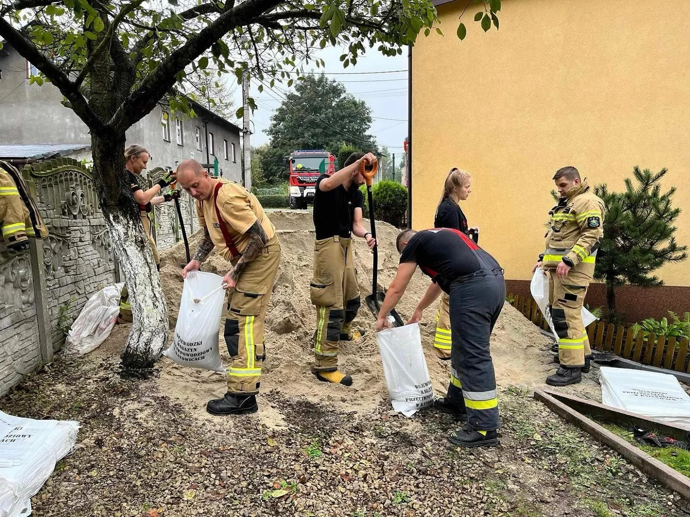Gwałtowne opady sparaliżowały Katowice. Uszkodzone budynki, zalane przedszkola i szpitale