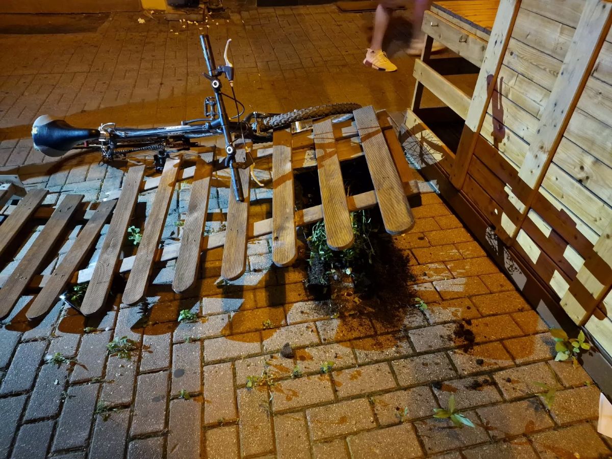 Rowerzysta pod wpływem alkoholu zniszczył ogródek na ul. Staromiejskiej w Katowicach