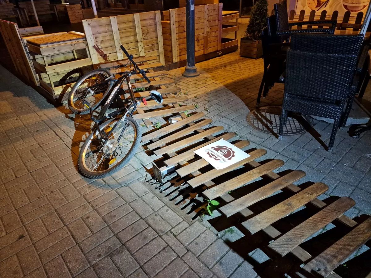 Rowerzysta pod wpływem alkoholu zniszczył ogródek na ul. Staromiejskiej w Katowicach