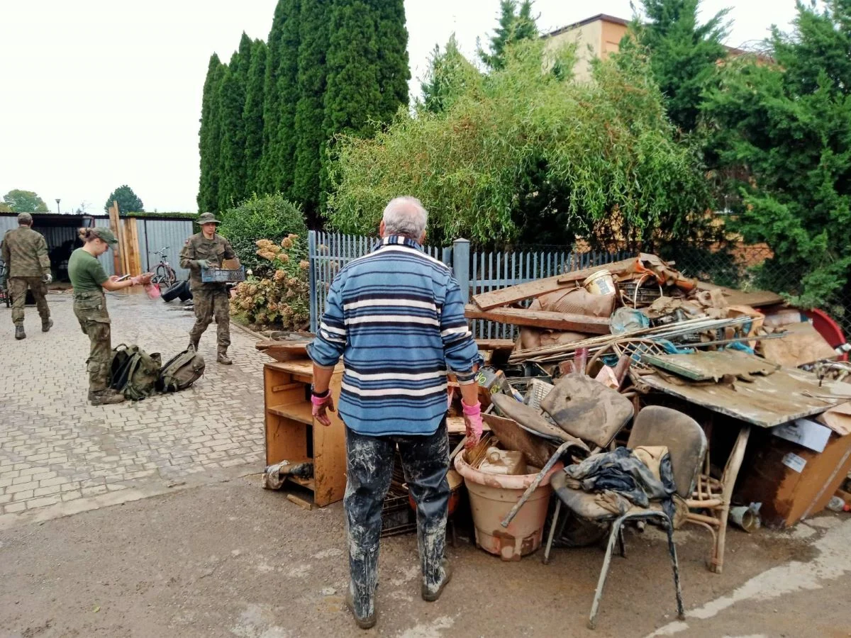 Żołnierze 13 Śląskiej Brygady Obrony Terytorialnej w akcji pomocy powodzianom
