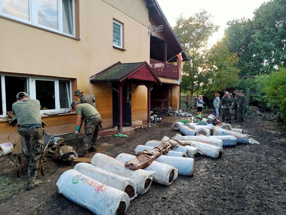 Żołnierze 13 Śląskiej Brygady Obrony Terytorialnej w akcji pomocy powodzianom