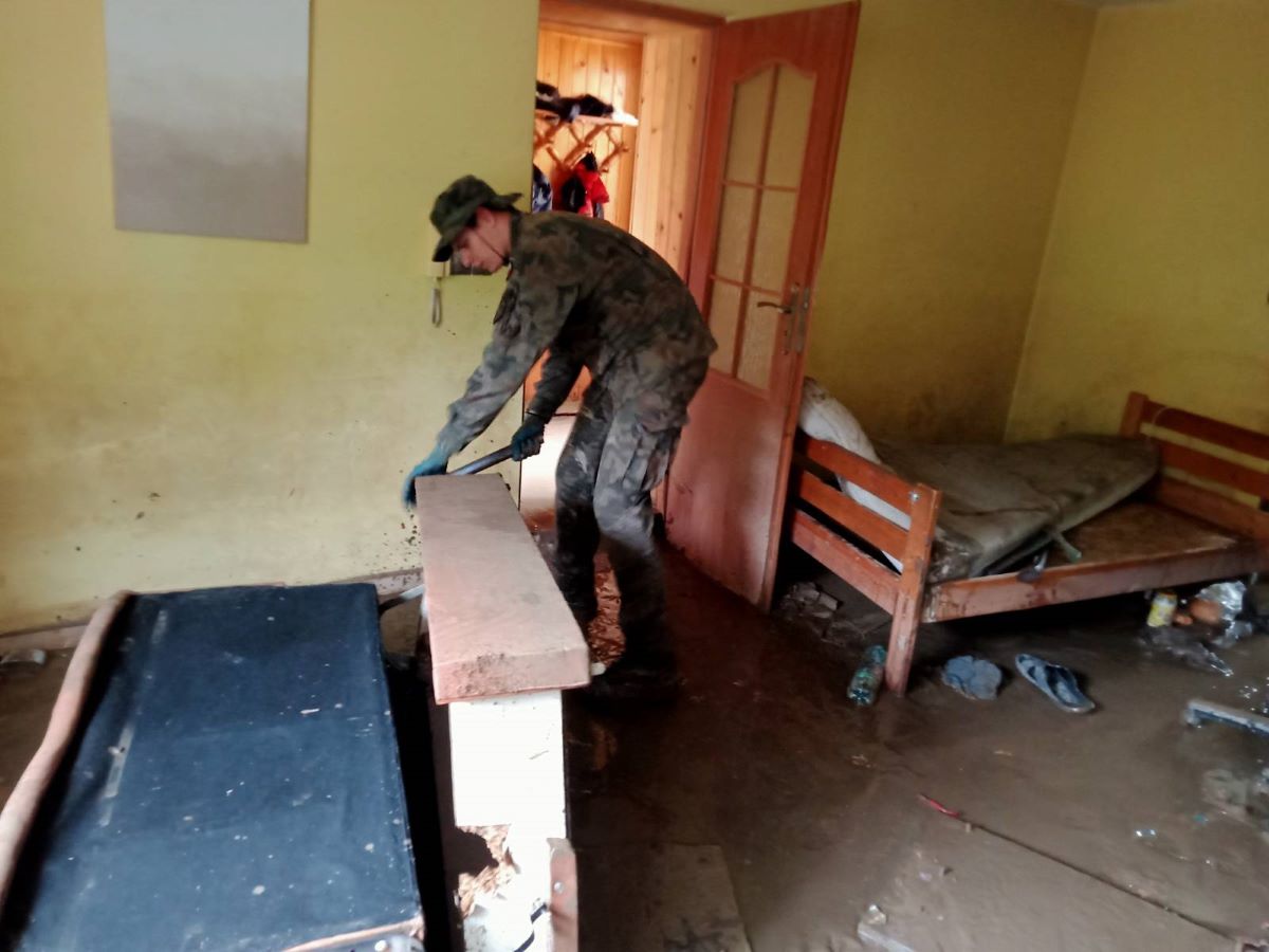 Żołnierze 13 Śląskiej Brygady Obrony Terytorialnej w akcji pomocy powodzianom