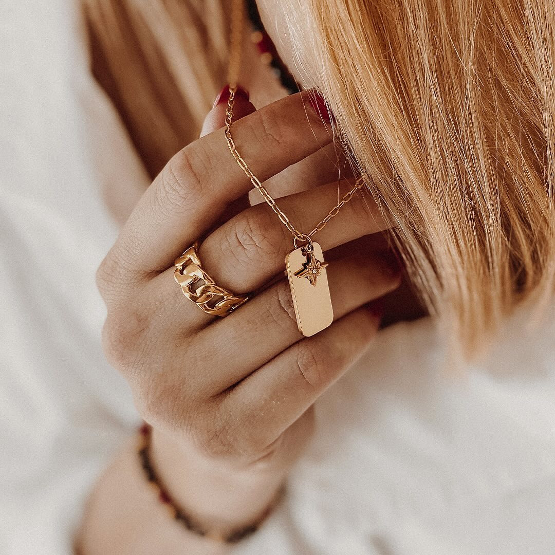 Miłość zawieszona na łańcuszku: Najpiękniejsze wisiorki dla par