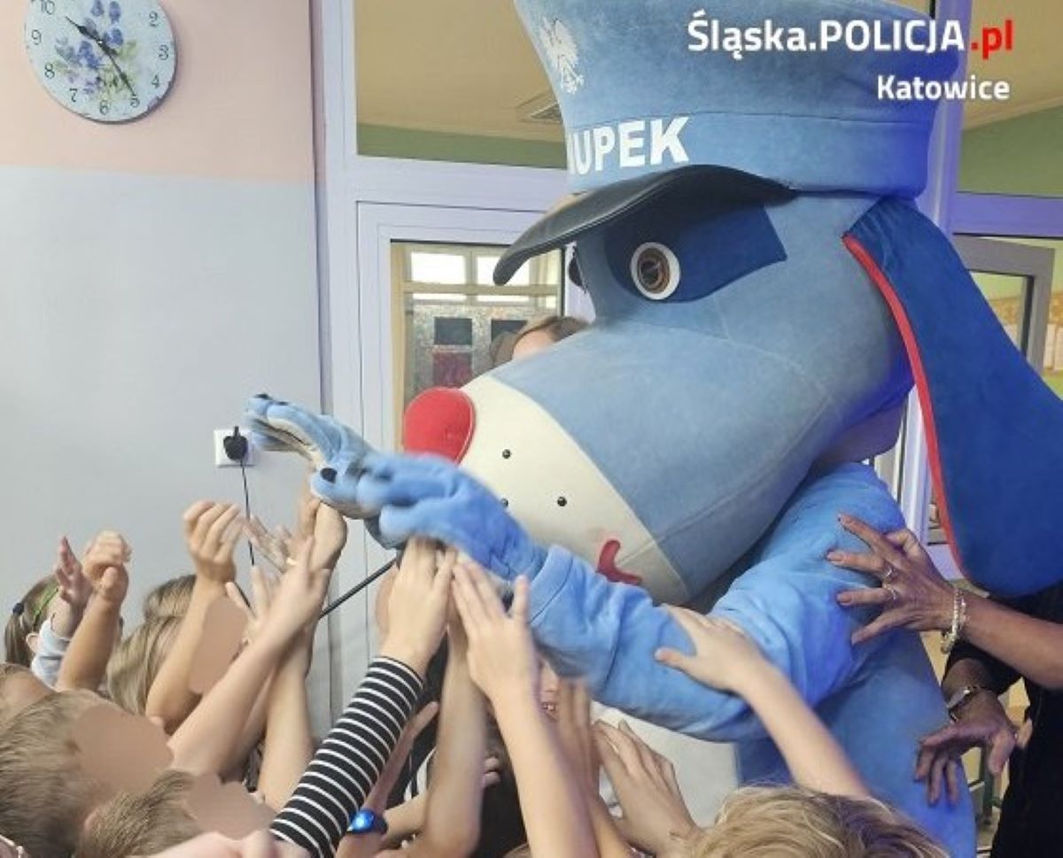 Katowiccy policjanci uczą dzieci, jak bezpiecznie reagować na kontakt z nieznajomymi