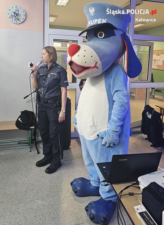 Katowiccy policjanci uczą dzieci, jak bezpiecznie reagować na kontakt z nieznajomymi