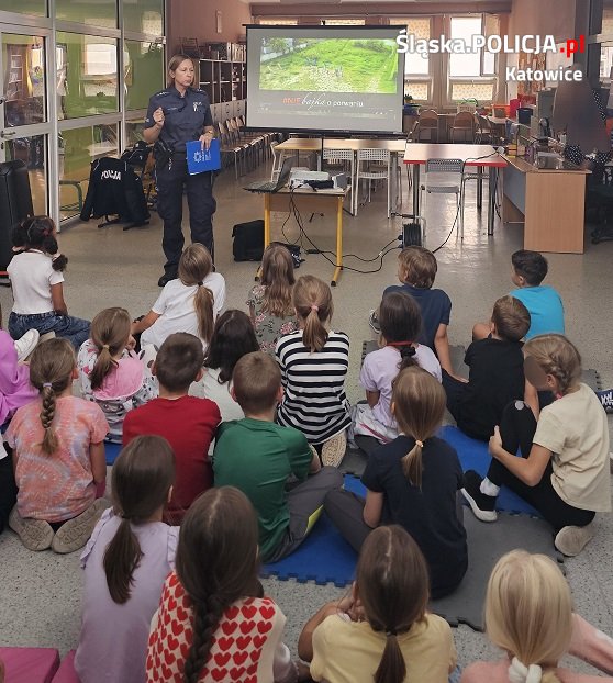 Katowiccy policjanci uczą dzieci, jak bezpiecznie reagować na kontakt z nieznajomymi