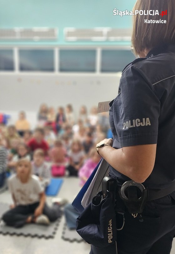 Katowiccy policjanci uczą dzieci, jak bezpiecznie reagować na kontakt z nieznajomymi