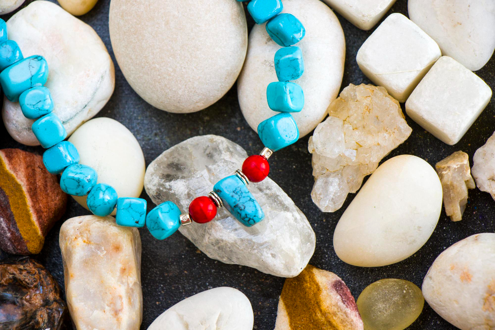Jakie właściwości mają najpopularniejsze kamienie naturalne w biżuterii?