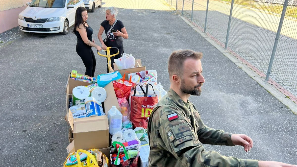 Żołnierze 13 ŚBOT z darami dla powodzian. "Pomagamy nie tylko w walce z wielką wodą"