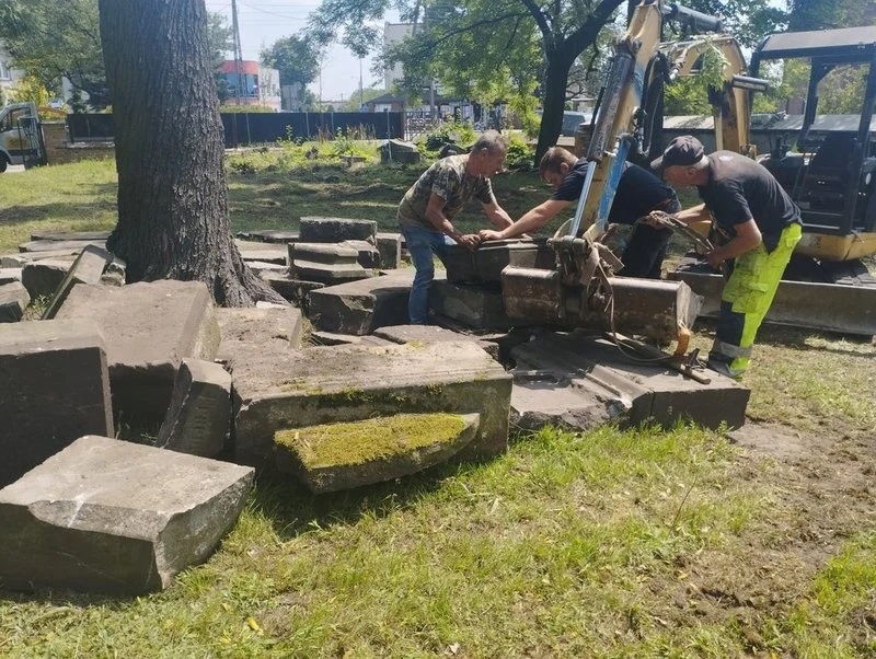 Cmentarz żydowski pięknieje. Sprawdź jak się zmienił, podczas spaceru z przewodnikiem