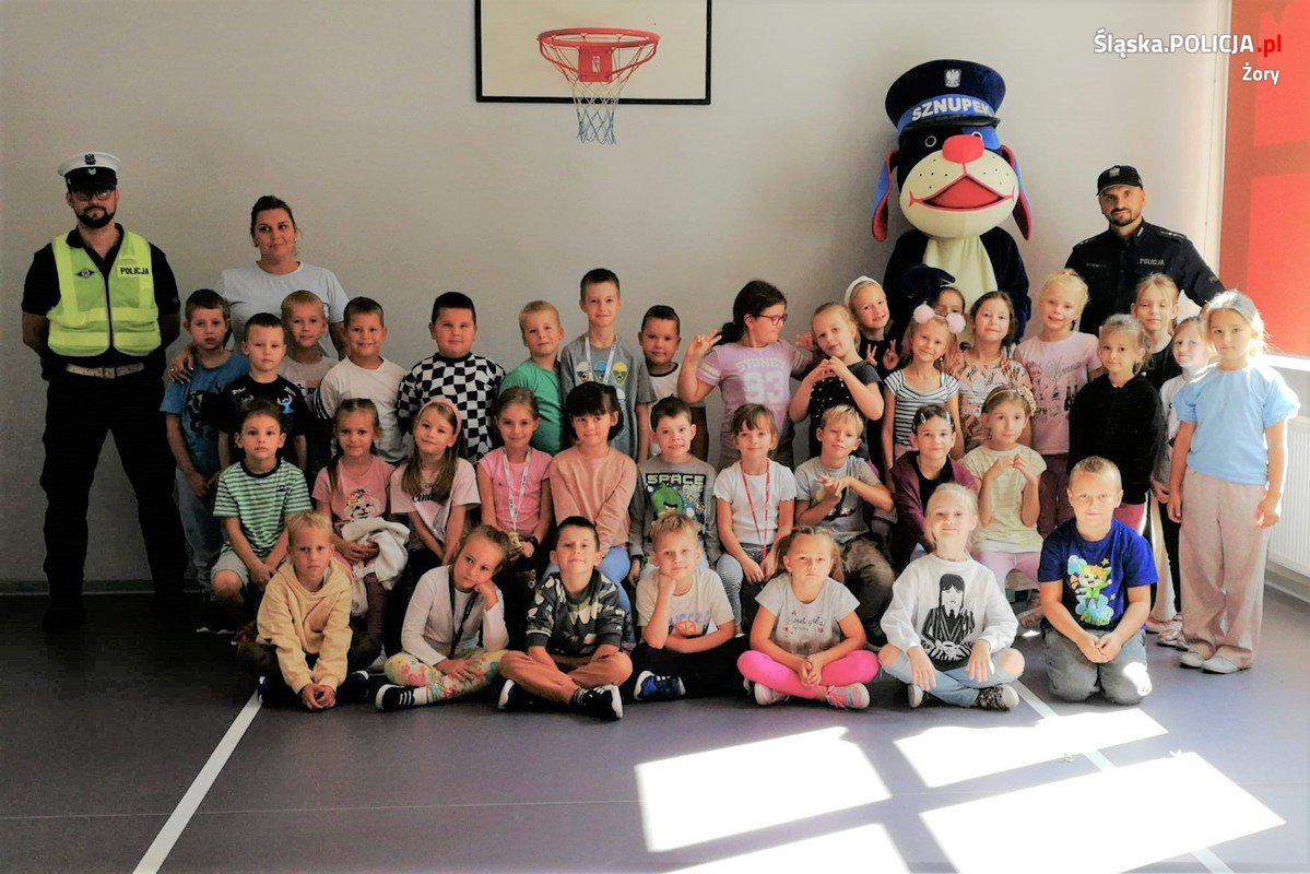 Sznupek uczy bezpieczeństwa! Policjanci odwiedzili uczniów z SP 17 w Żorach