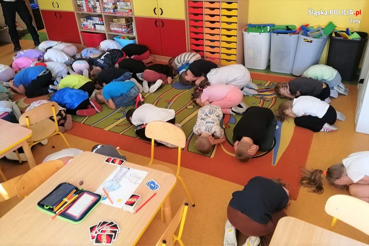 Sznupek uczy bezpieczeństwa! Policjanci odwiedzili uczniów z SP 17 w Żorach