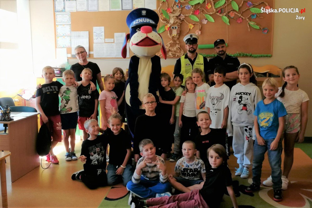 Sznupek uczy bezpieczeństwa! Policjanci odwiedzili uczniów z SP 17 w Żorach