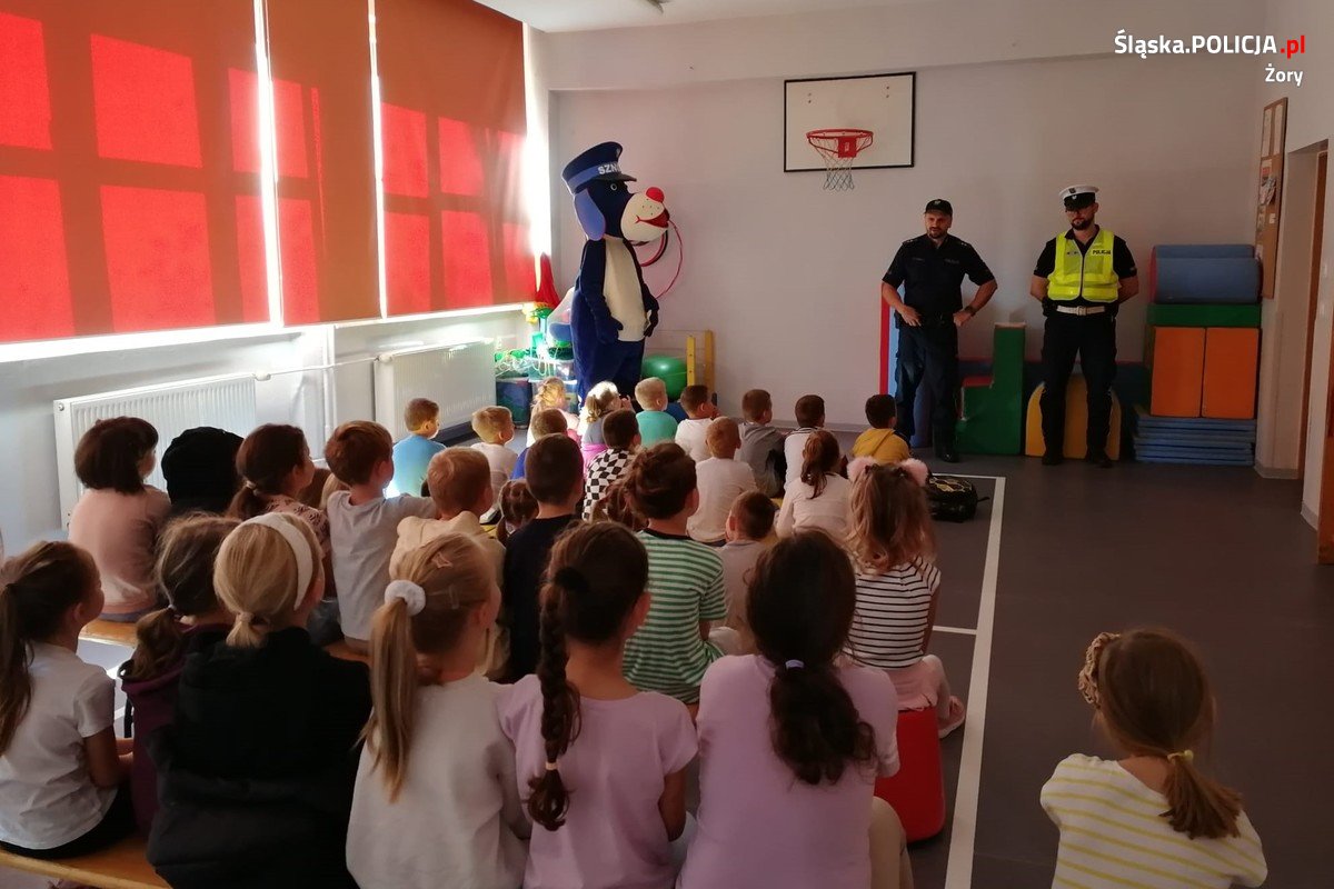Sznupek uczy bezpieczeństwa! Policjanci odwiedzili uczniów z SP 17 w Żorach