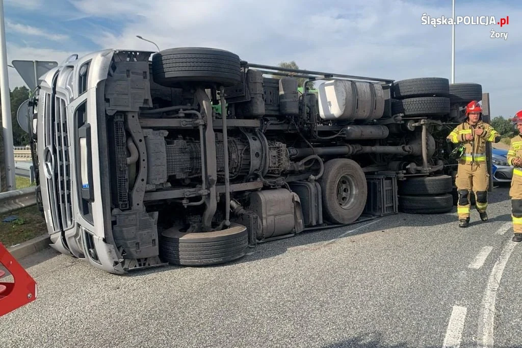 Wywrócona ciężarówka na rondzie w Żorach. Utrudnienia trwały do późnego wieczora